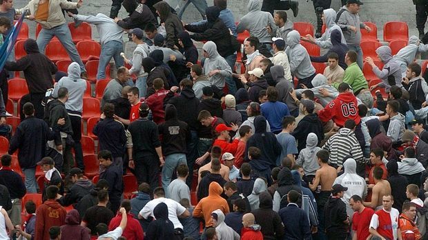 Belgrad Derby 17 Verletzte Bei Ausschreitungen