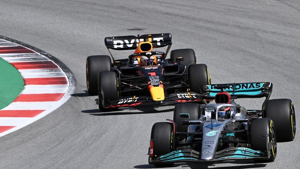 George Russell im Mercedes W13 vor Max Verstappen im Red Bull RB18 in Barcel... - Bildquelle: Motorsport Images