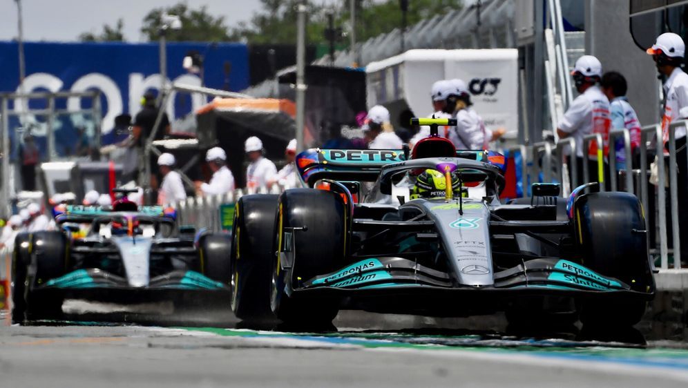 Mercedes will seine Fahrer weiter frei gegeneinander fahren lassen - Bildquelle: Motorsport Images
