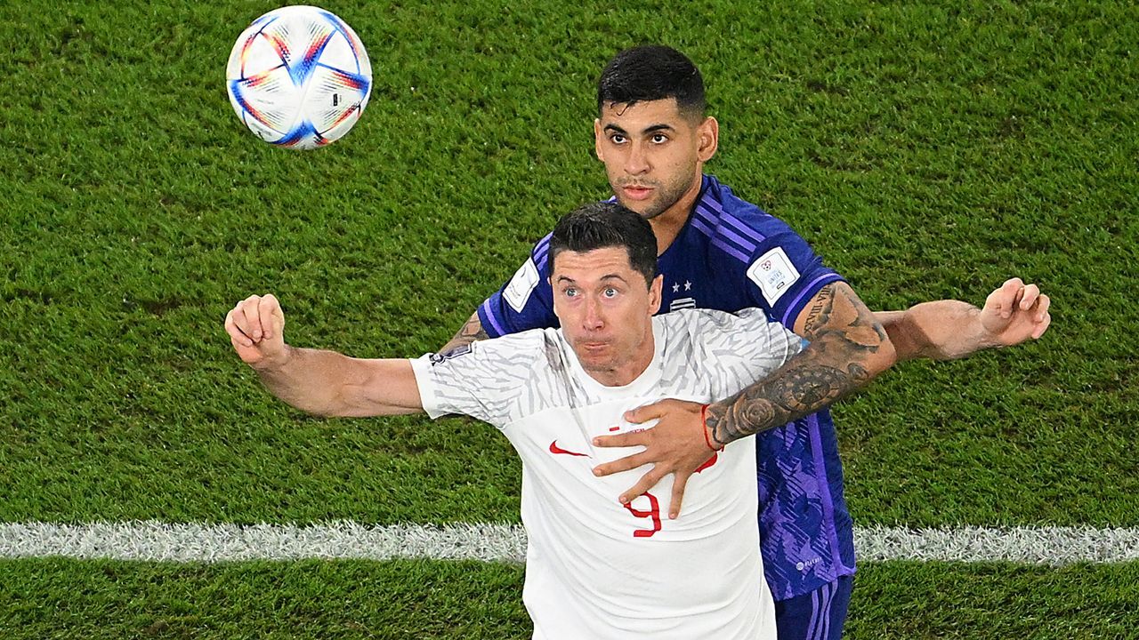 Star-Watch: So lief das Duell Messi vs. Lewandowski - Bildquelle: 2022 Getty Images