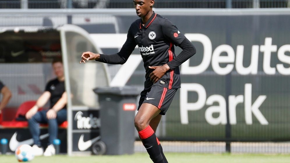 2 Bundesliga Ksc Holt Innenverteidiger Irorere Aus Frankfurt Ran