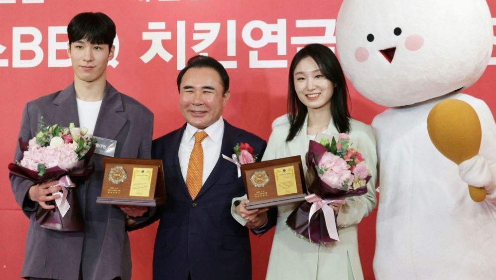 Hwang Dae Heon und Choi Min Jeong erhalten Belohnung - Bildquelle: AFP/SID/-