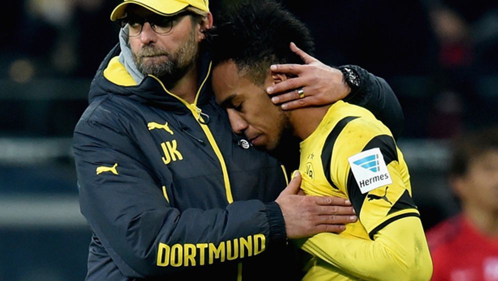 Nach der Niederlage in Frankfurt spendet Jürgen Klopp (l.) seinen Spielern T... - Bildquelle: Getty Images