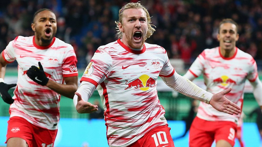 Emil Forsberg (Mitte) köpfte RB Leipzig ins DFB-Pokalfinale - Bildquelle: imago