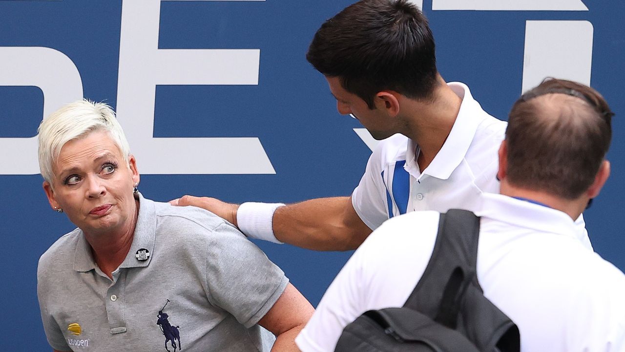 Djokovic und die Linienrichterin - Bildquelle: 2020 Getty Images