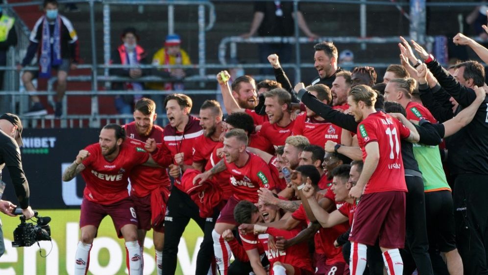 Köln feierte den Klassenerhalt 2021 in der Relegation - Bildquelle: AFP/SID/AXEL HEIMKEN