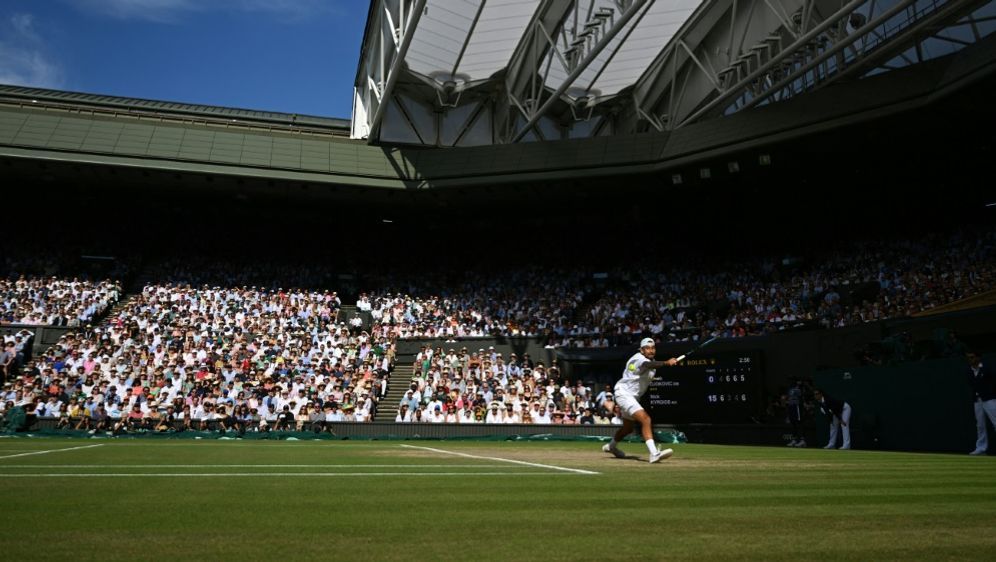 Wimbledon lässt Athleten aus Russland und Belarus zu - Bildquelle: AFP/SID/SEBASTIEN BOZON