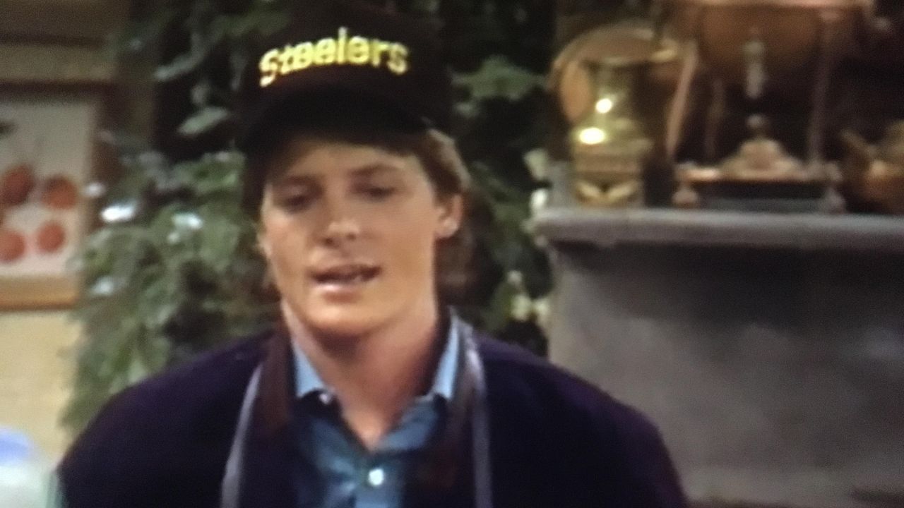 Pittsburgh Steelers - Alex P. Keaton ("Familienbande"/"Jede Menge Familie"/"Hilfe, wir werden erwachsen!") - Bildquelle: Screenshot YouTube 