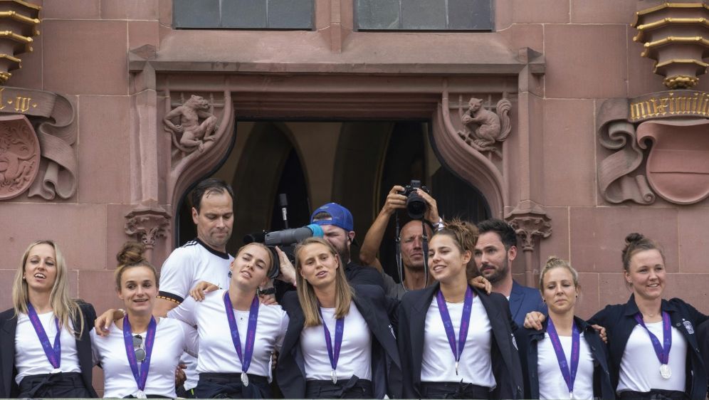 DFB-Frauen springen drei Plätze auf Rang zwei - Bildquelle: AFP/SID/ANDRE PAIN