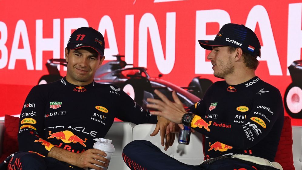 Sergio Perez und Max Verstappen sehen teamintern keine gravierenden Konflikt... - Bildquelle: Motorsport Images