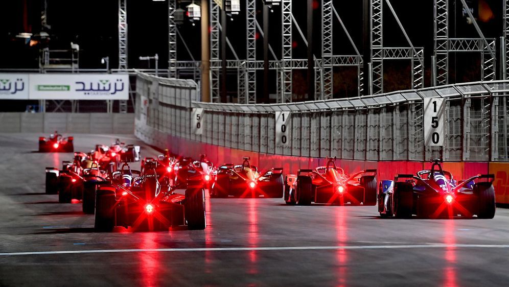 Seit 2018 fährt die Formel E den Diriyah-E-Prix - Bildquelle: Motorsport Images