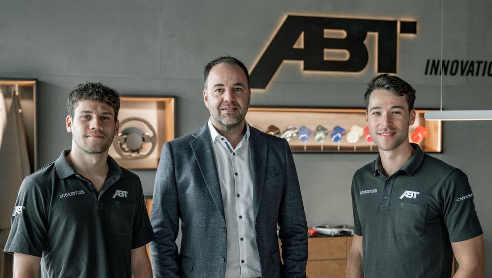 Abt-Teamchef Thomas Biermaier und sein Fahrerduo Feller und Kelvin van der L... - Bildquelle: ABT Sportsline