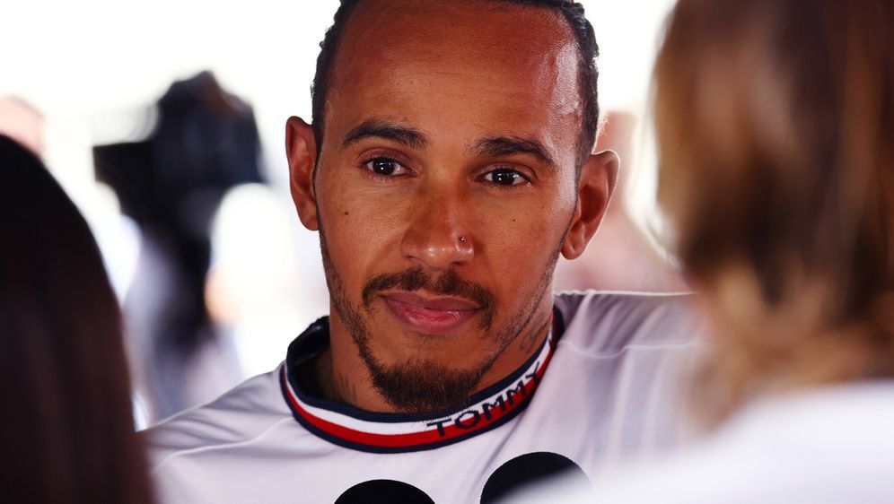 Lewis Hamilton sieht sich im Netz einer erneuten Kontroverse ausgesetzt - Bildquelle: Motorsport Images