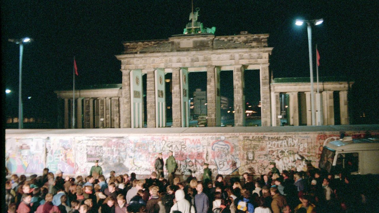 Die deutsche Wiedervereinigung - Bildquelle: imago images/teutopress
