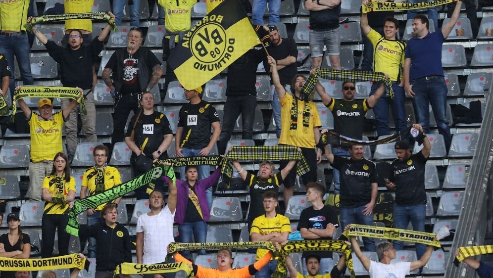 Mehrheit der Fußball-Fans besorgt um Vereinsfinanzen - Bildquelle: FIROFIROSID
