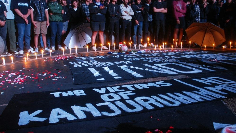 Trauer in Indonesien nach der Stadionskatastrophe - Bildquelle: AFP/SID/TIMUR MATAHARI