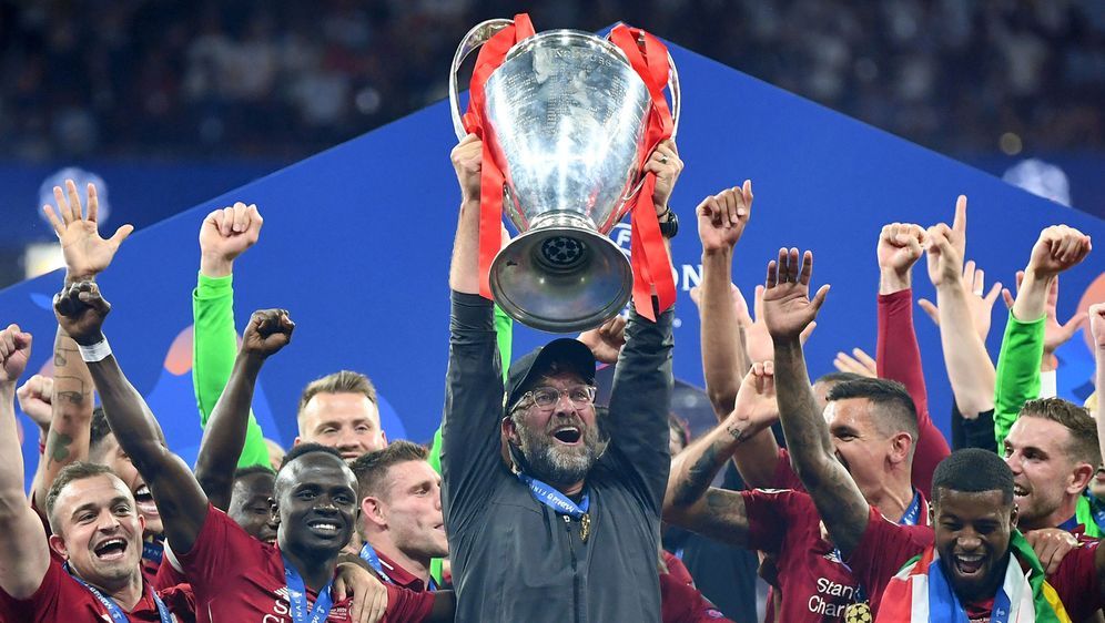 Jürgen Klopp (Mitte) feiert 2019 den Gewinn der UEFA Champions League mit FC... - Bildquelle: Getty Images