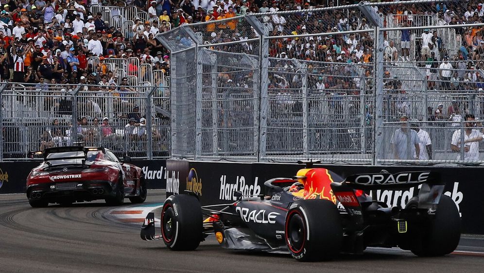 Max Verstappen hatte Glück, dass Ferrari eine große Chance ausgelassen hat - Bildquelle: Motorsport Images
