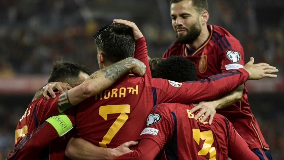 Spanien siegt locker beim Debüt ihres neuen Trainers - Bildquelle: AFP/SID/CRISTINA QUICLER