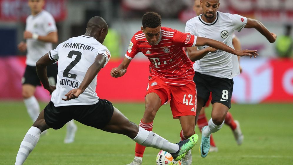 Szene aus dem Hinspiel: Bayerns Jamal Musiala (M.) nimmt es mit Frankfurts E... - Bildquelle: Getty Images
