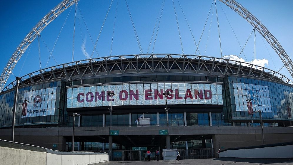 Leere Platze In Wembley Politiker Wollen Mehr Tickets Verschenke