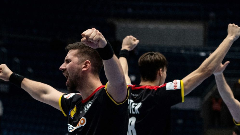 Deutsche Handballer freuen sich über Sieg - Bildquelle: AFP/SID/VLADIMIR SIMICEK