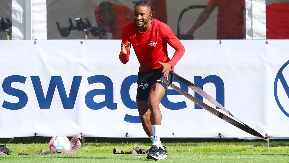 Christopher Nkunku denkt nicht an Abschied, sondern hat sich zu RB Leipzig b... - Bildquelle: Imago Images