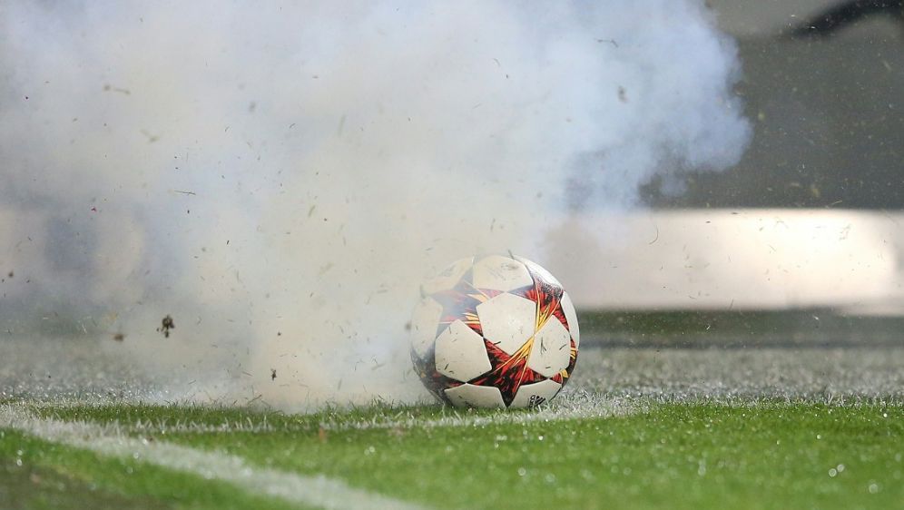 Autos brennen nach Niederlage - Bildquelle: firo/firo/SID/firo Sportphoto/Jrgen Fromme