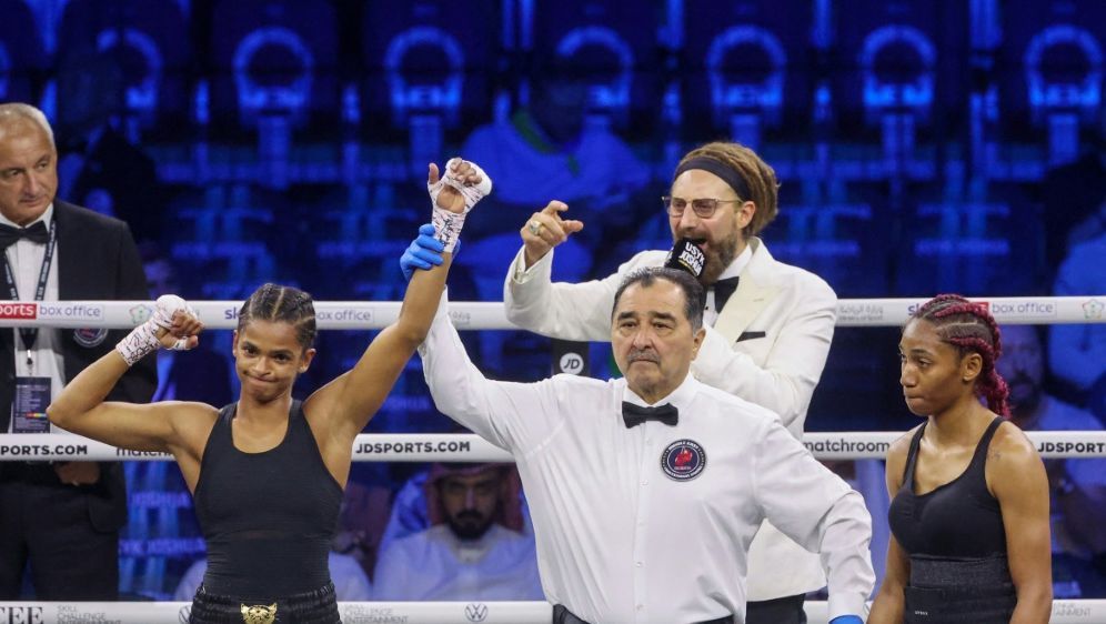 Ali (l.) gewinnt den ersten Frauenkampf in Saudi-Arabien - Bildquelle: AFP/SID/GIUSEPPE CACACE