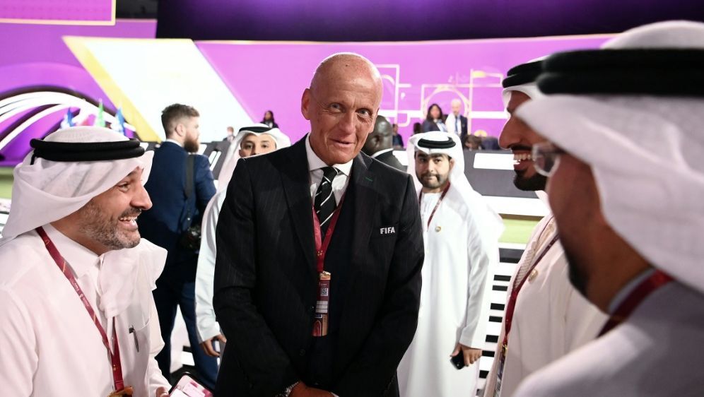 WM in Katar: Collina schult Schiedsrichter - Bildquelle: AFP/SID/FRANCK FIFE