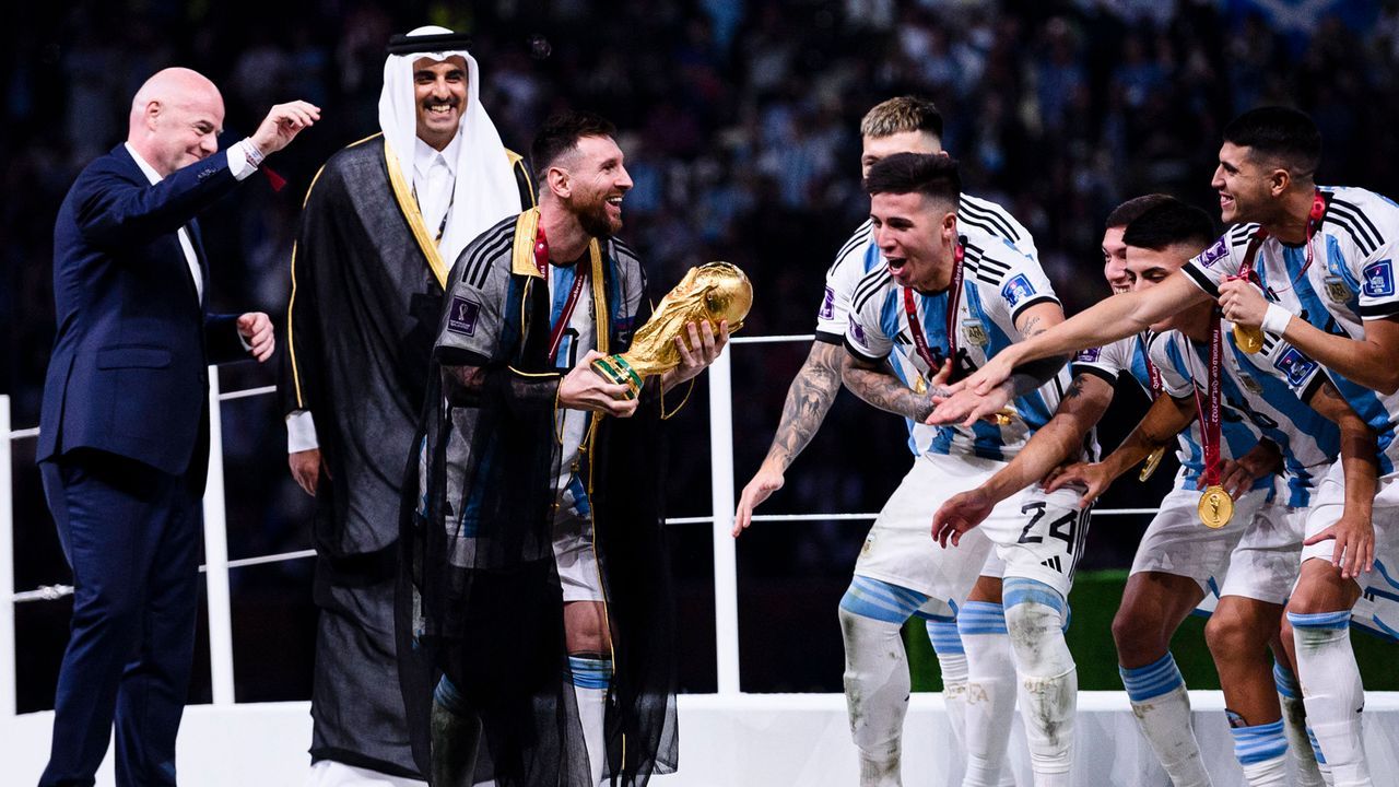 Politiker bietet Messi eine Million Dollar für arabische "Bisht" - Bildquelle: 2022 imago