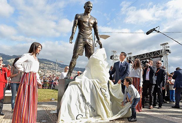 Cristiano Ronaldo Statue Mit Pikantem Detail