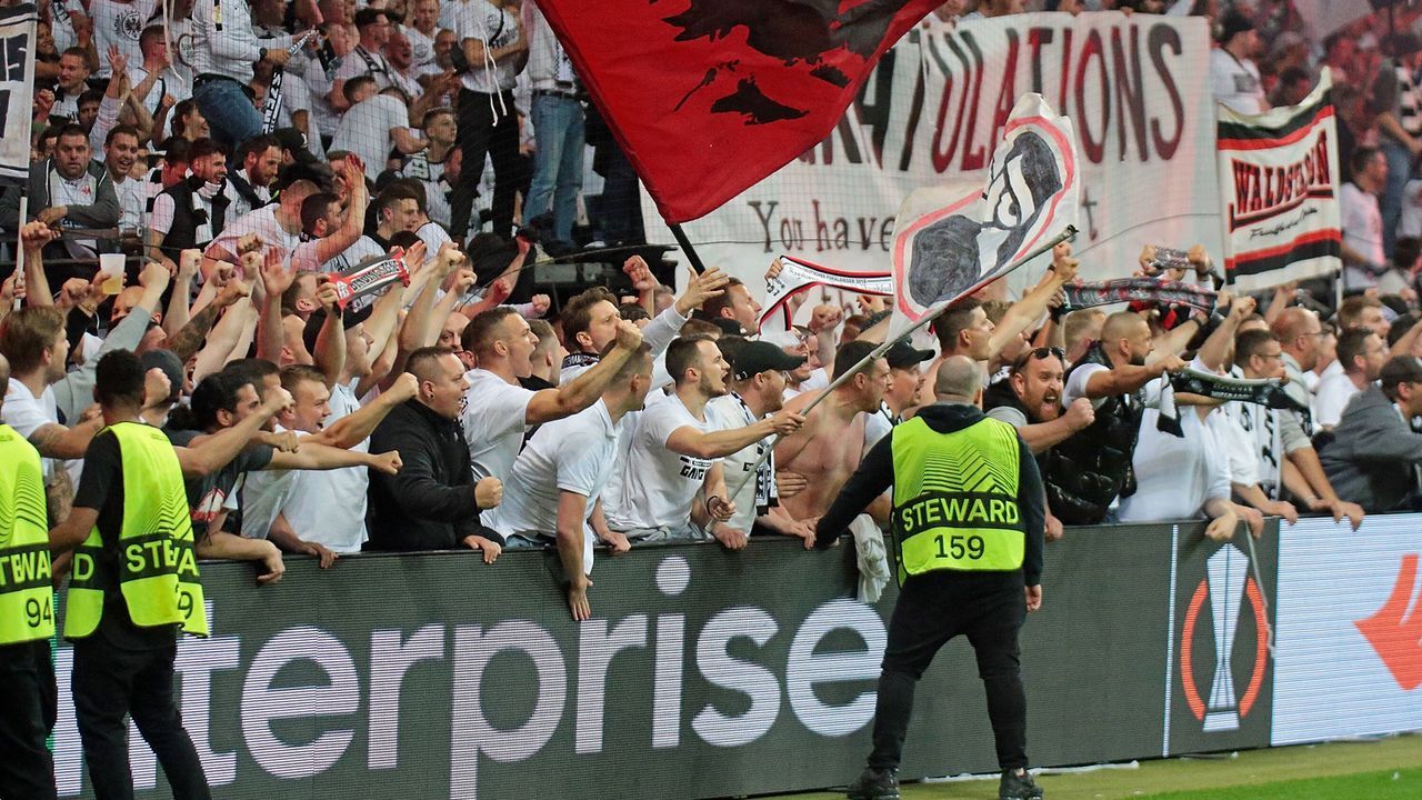 Platzsturm in Frankfurt: SGE-Fans gehen nach Finaleinzug gegen West Ham United steil - Bildquelle: IMAGO/Jan Huebner