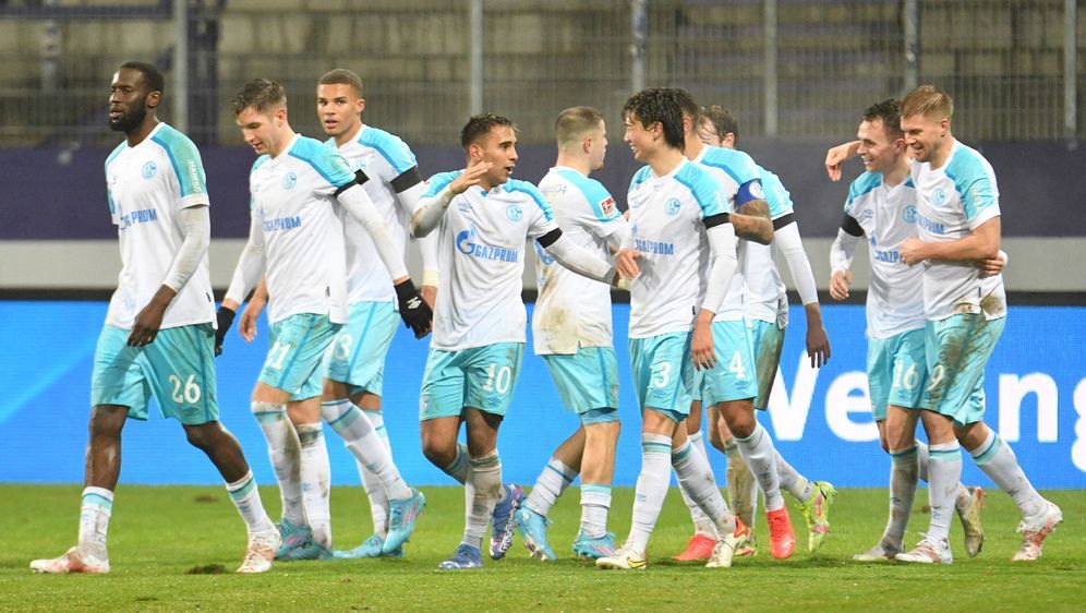 Mit dem Sieg bleibt Schalke an den Aufstiegsplätzen dran. - Bildquelle: imago images/Eibner