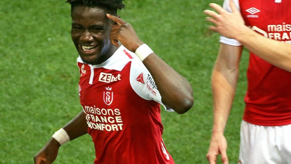 Nathanael Mbuku unterschreibt bis 2027 beim FC Augsburg - Bildquelle: AFP/SID/FRANCOIS NASCIMBENI