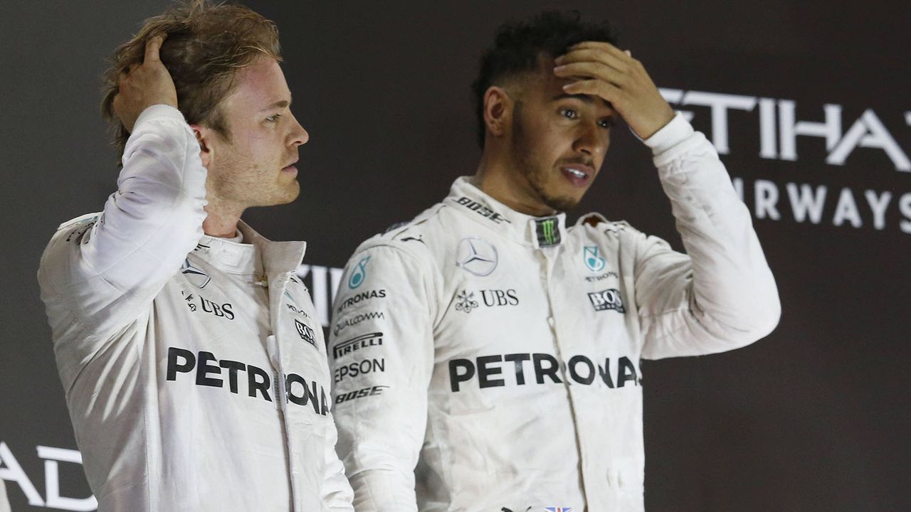 Lewis Hamilton gegen Nico Rosberg (Mercedes) - Bildquelle: imago/HochZwei