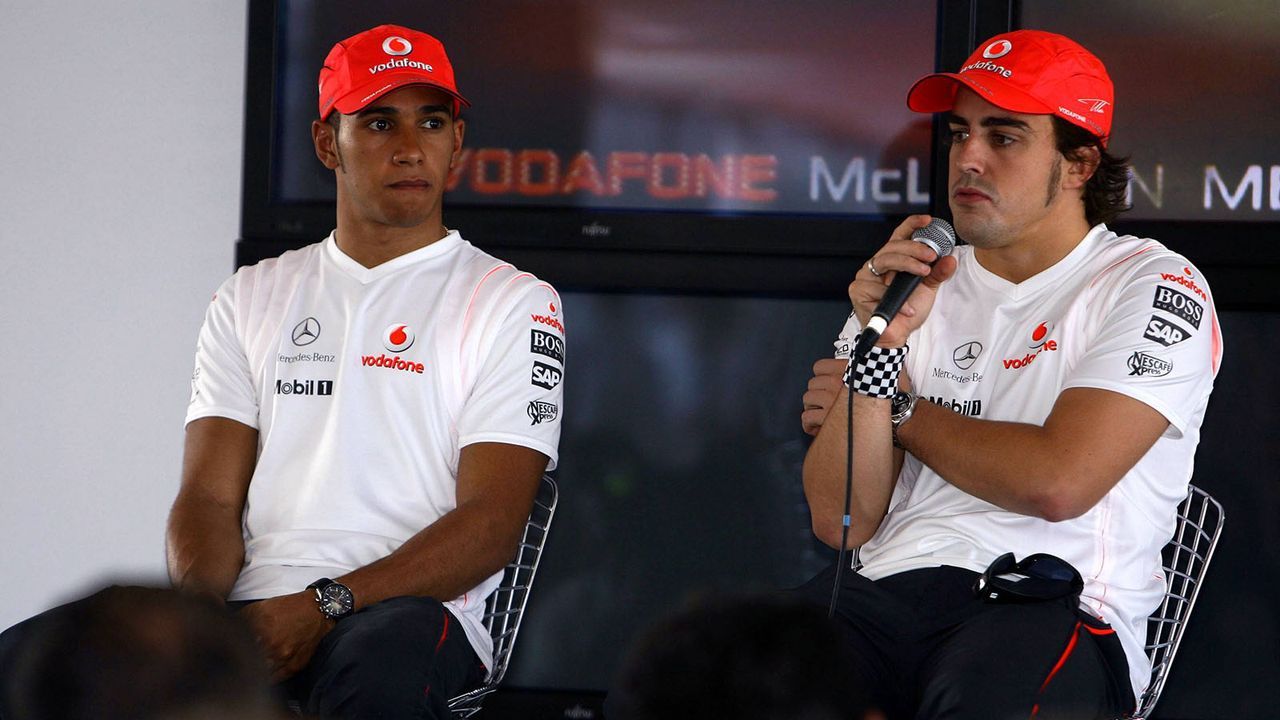 Lewis Hamilton gegen Fernando Alonso (McLaren) - Bildquelle: imago/Thomas Melzer