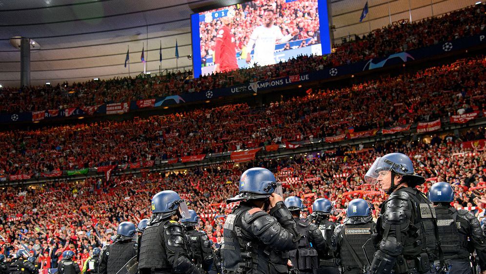 UEFA entschuldigt sich bei Fans - Bildquelle: Imago