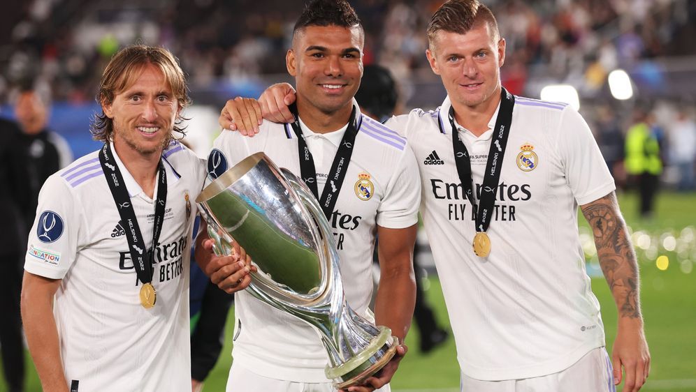Feiern zusammen den nächsten Pokal: Modric, Casemiro und Kroos (v.l.n.r.) - Bildquelle: Getty