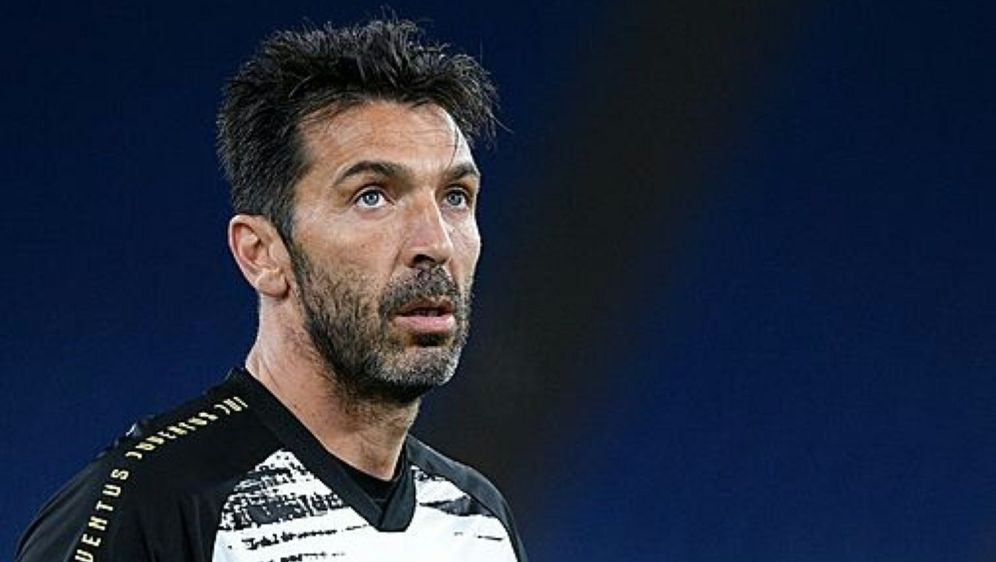 Buffon / Gianluigi Buffon Joins Juventus Veteran Goalkeeper Completes Sensational Return To Serie A Champions On One Year Contract Goal Com