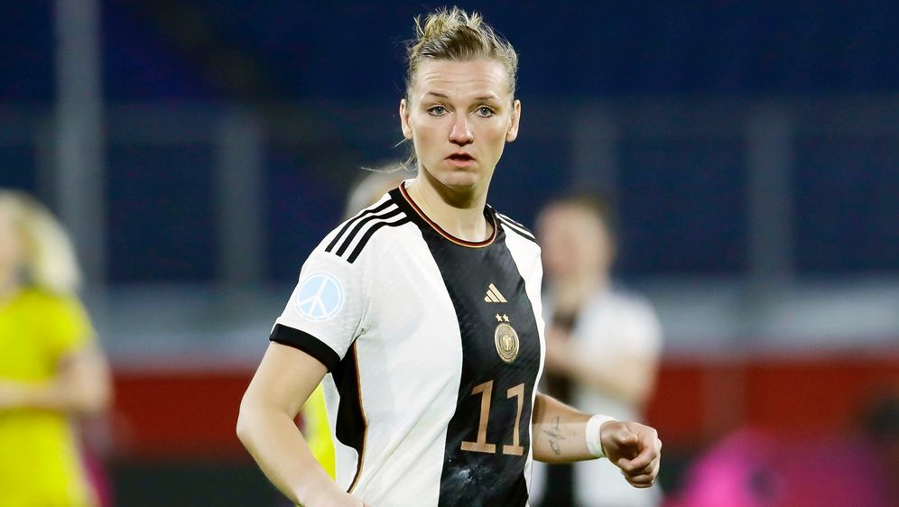 Die deutsche Frauenfußball-Nationalmannschaft um Alexandra Popp spielt im So... - Bildquelle: IMAGO/Markus Endberg
