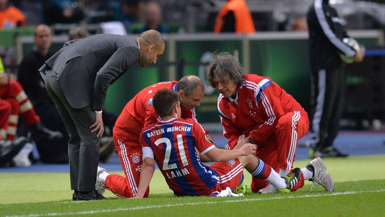 2015: Pep Guardiola und Hans-Wilhelm Müller-Wohlfahrt wegen verletzter Spieler  - Bildquelle: Imago Images