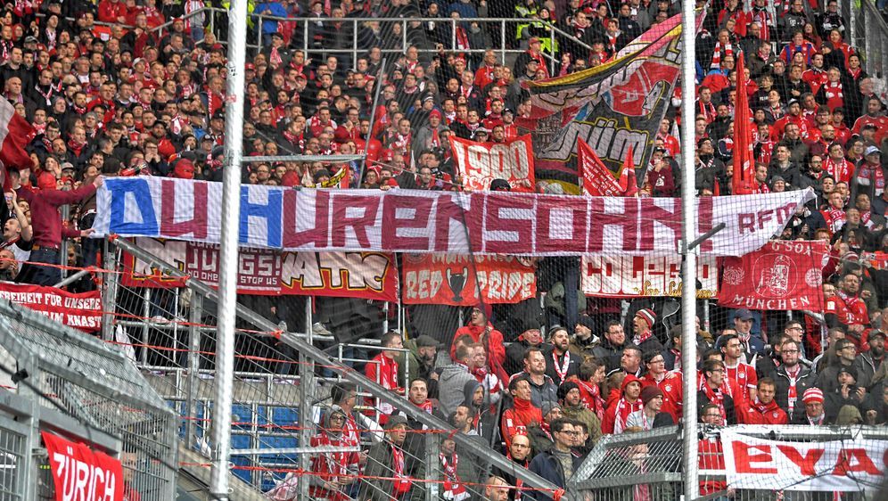 Beim Auswärtsspiel der Bayern in Hoffenheim wurde im Gästeblock ein Hass-Pla... - Bildquelle: Getty