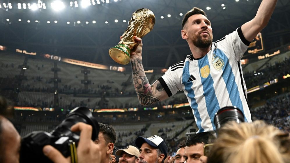 Argentiniens Kapitän Lionel Messi mit dem WM-Pokal - Bildquelle: AFP/SID/ANNE-CHRISTINE POUJOULAT