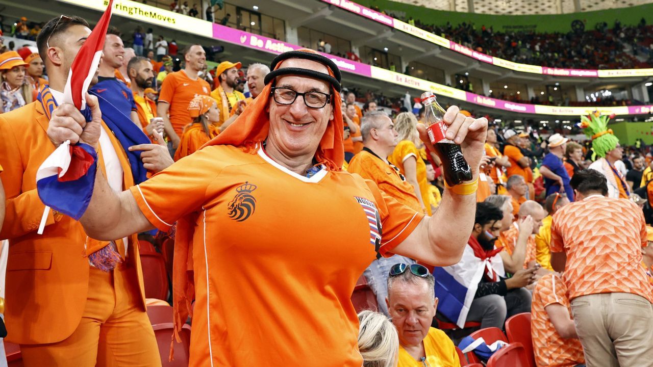 Niederlande-Fan muss aufblasbare Brüste ausziehen - Bildquelle: IMAGO/ANP