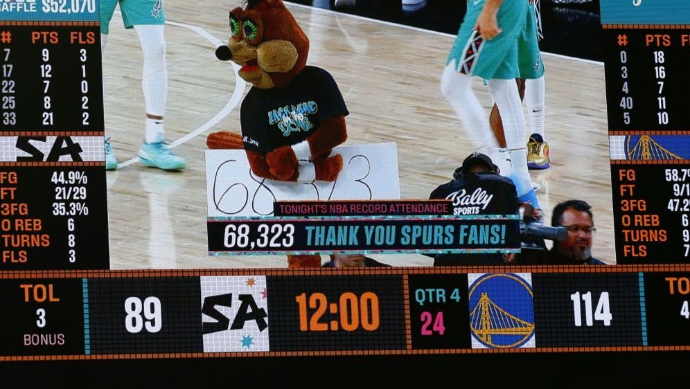NBA-Zuschauerrekord in San Antonio - Bildquelle: GETTY AFP/SID/RONALD CORTES