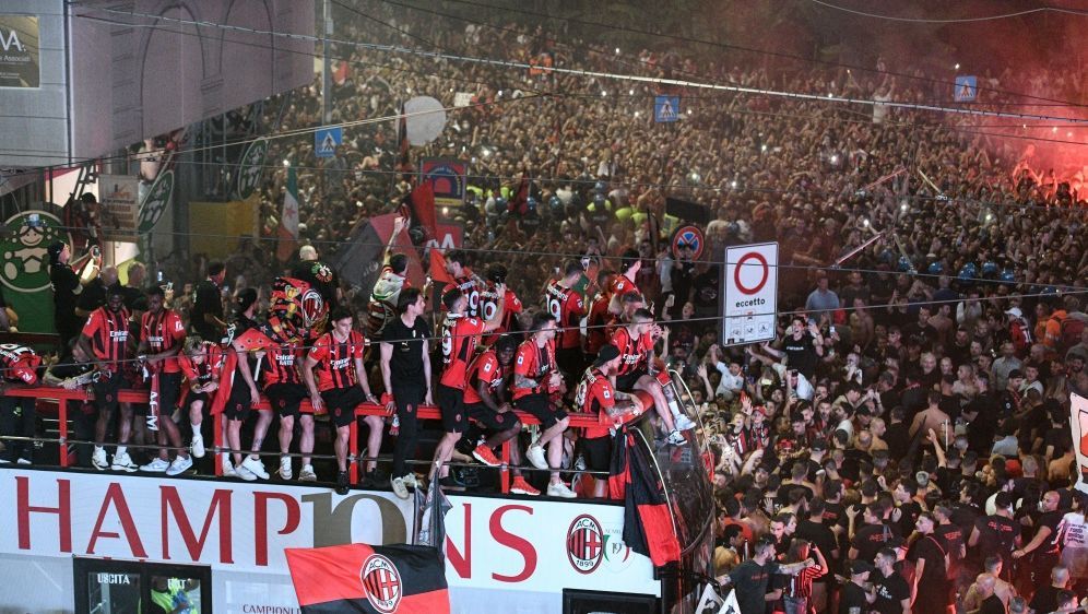 AC Mailand: Spieler und Fans feiern Scudetto - Bildquelle: AFP/SID/PIERO CRUCIATTI