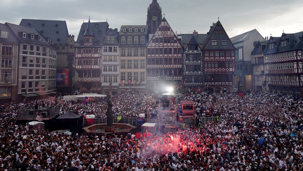 Die Eintracht-Fans am Römer - schon Stunden vor der Ankunft warten sie auf d... - Bildquelle: imago images/brennweiteffm
