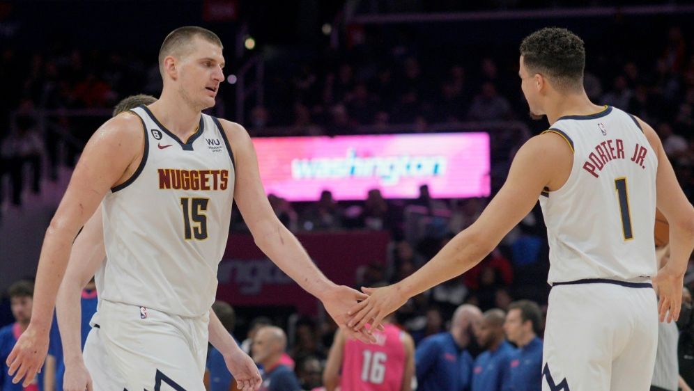 Jokic (l.) und Co. bezwingen die Bucks - Bildquelle: AFP/GETTYSID/Jess Rapfogel