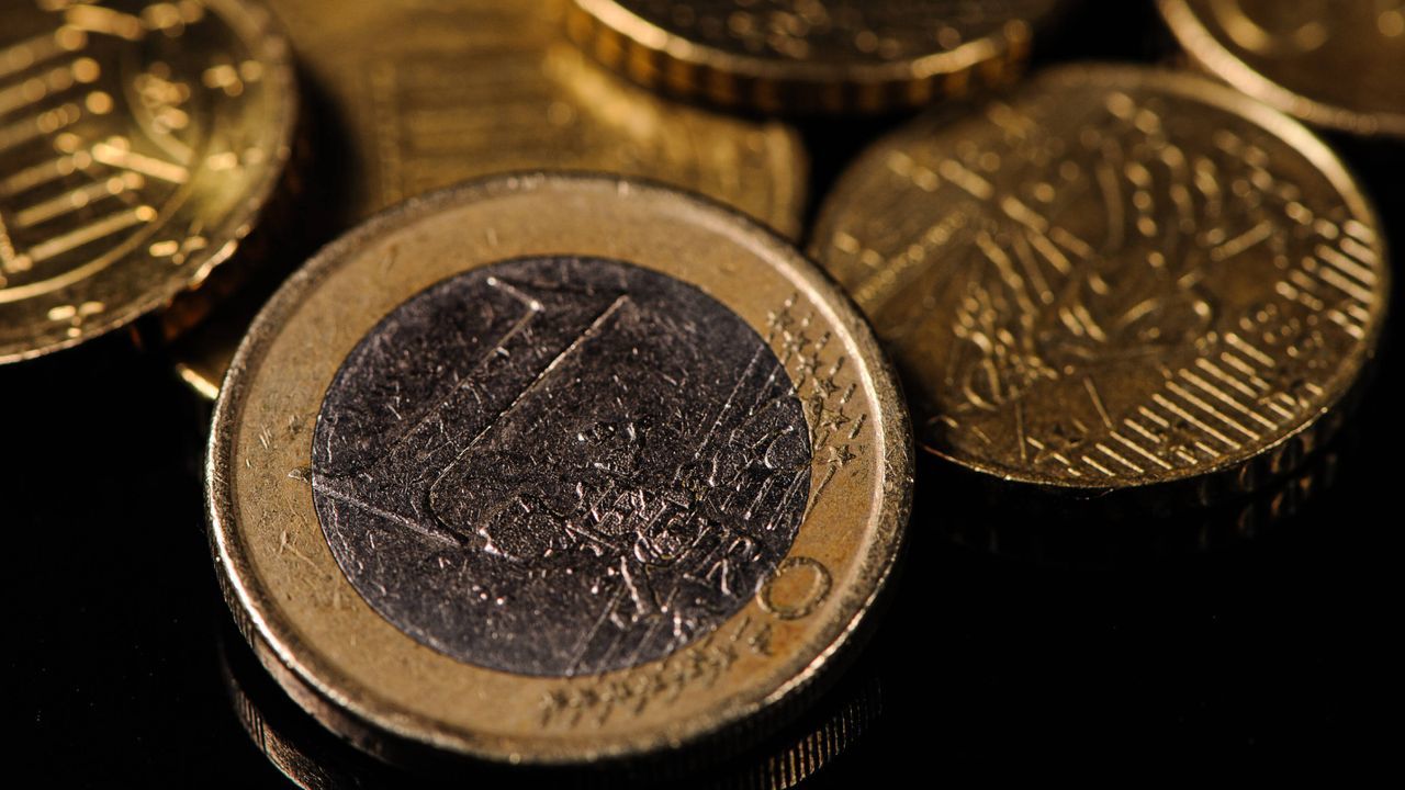 Die ersten Euros werden verteilt - Bildquelle: Getty